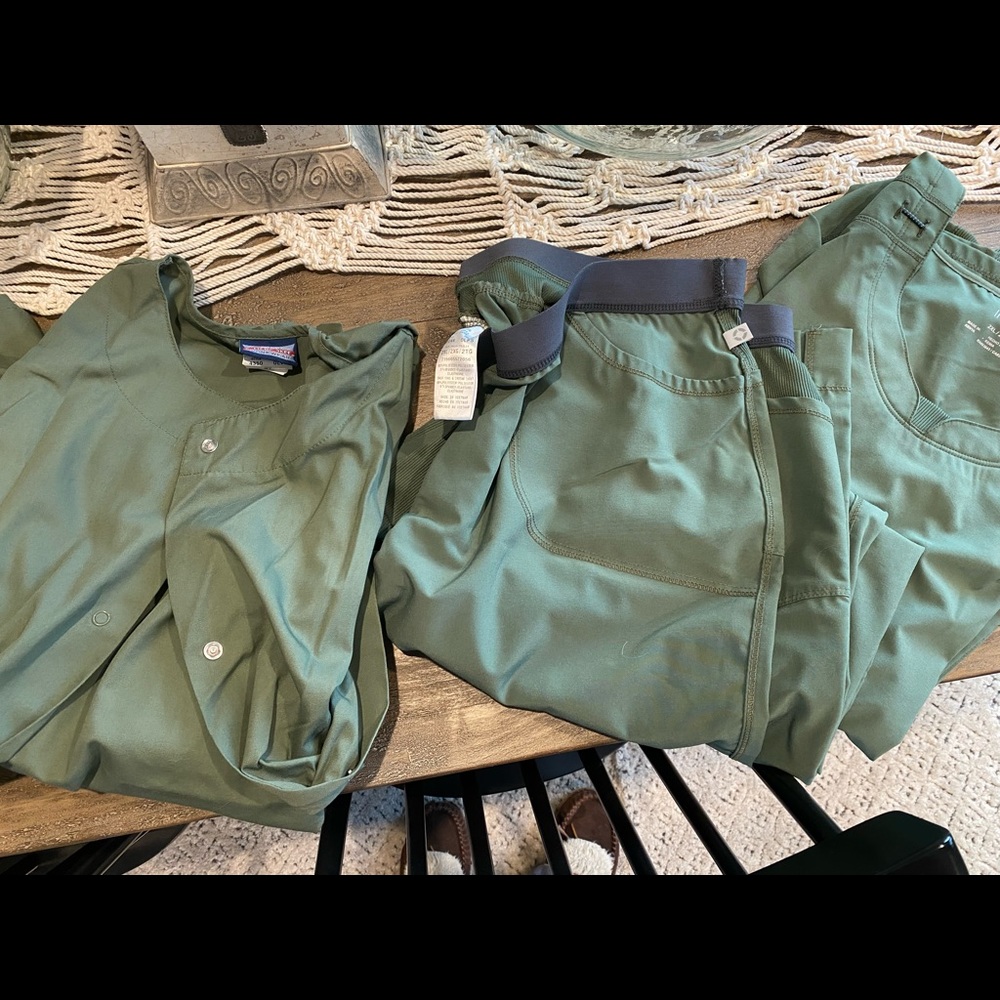 Cherokee Infinity 3 piece Scrub set